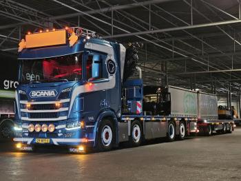 R520 V8 8x2/6 / HMF 70 tm + JUMBO AANHANGER